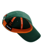 Gorra de papá verde de Jägermeister con el logotipo de la marca visible en el interior de la gorra.