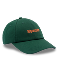 Gorra tipo dad verde de Jägermeister con un logotipo naranja de Jägermeister en la parte frontal.