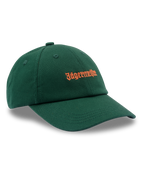 Gorra tipo dad verde de Jägermeister con un logotipo naranja de Jägermeister en la parte frontal.
