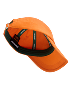 Gorra de papá naranja de Jägermeister con visera verde.