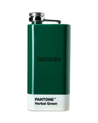 Frasco verde con 'Jägermeifter' y el texto 'Pantone Herbal Green' sobre fondo blanco