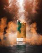 Petaca Pantone con muestra de color verde rodeada de humo multicolor sobre fondo oscuro