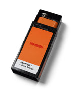 Frasco naranja de Jägermeister en una caja negra con la etiqueta 'PANTONE Culture Orange' sobre fondo blanco