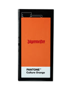 Caja de petaca de Jägermeister con la etiqueta 'PANTONE Culture Orange' sobre fondo blanco