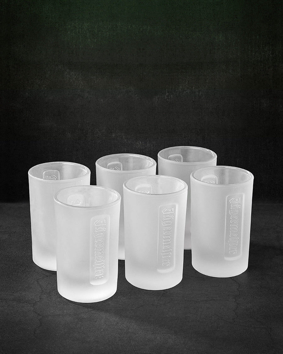Set de seis vasos shot Jägermeister blancos sobre un fondo negro