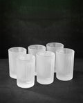 Set de seis vasos shot Jägermeister blancos sobre un fondo negro